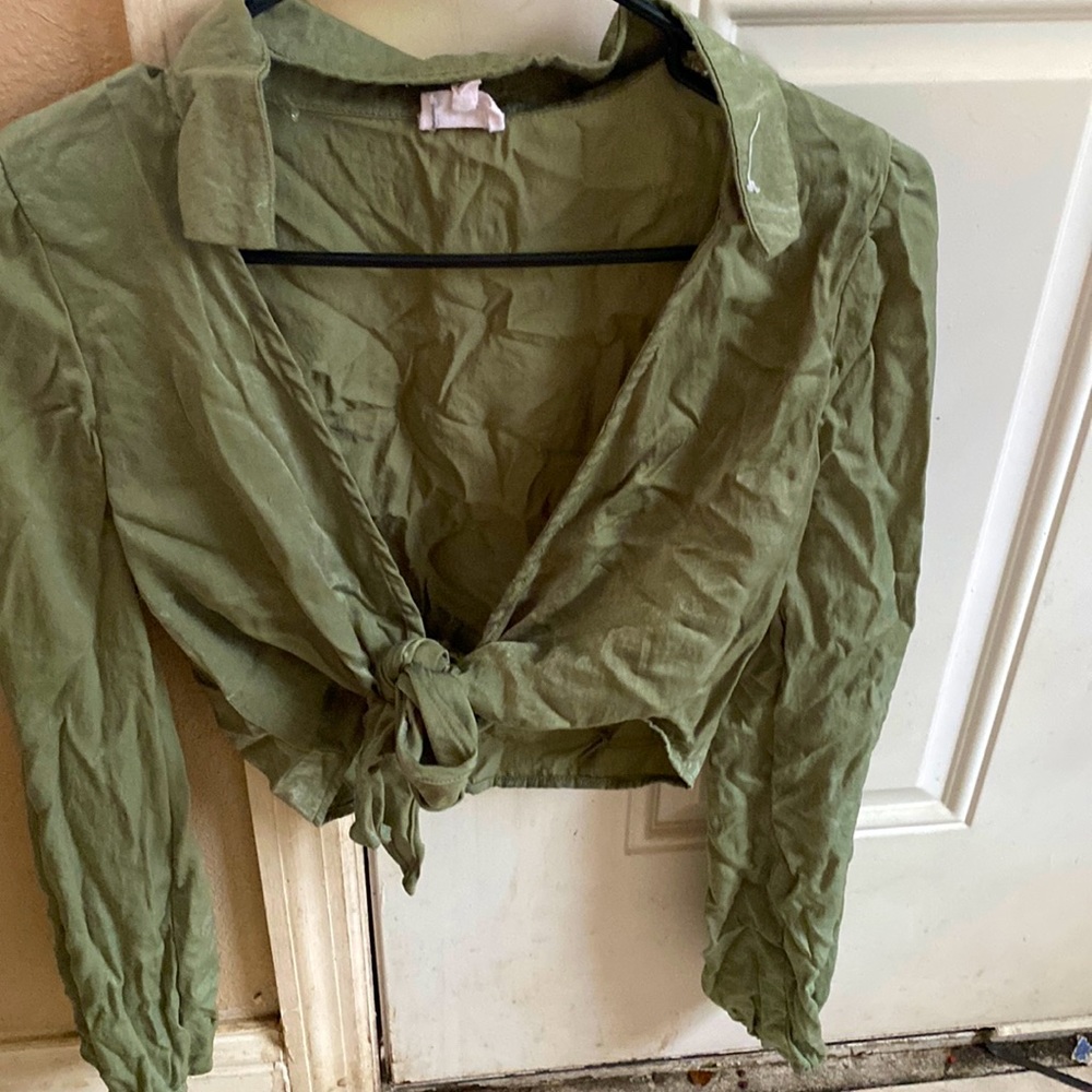 Le Lis Brand long sleeve green, front tie crop top only worn once!